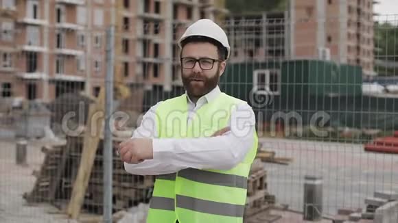 建筑师站在建筑工地上的画像双手交叉地看着摄像机在外面慢一点视频的预览图