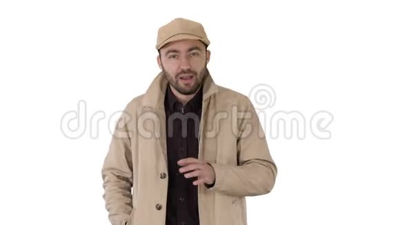 穿着风衣走着在白色背景上说话的一个正长胡须的男性视频的预览图