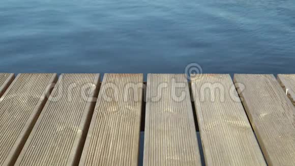 从岸边的湖中的木码头或码头视频的预览图