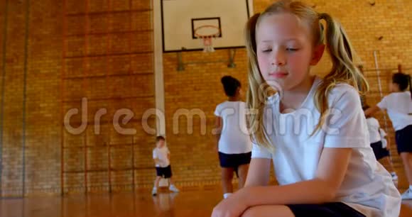 4k学校篮球场上放松的女生视频的预览图