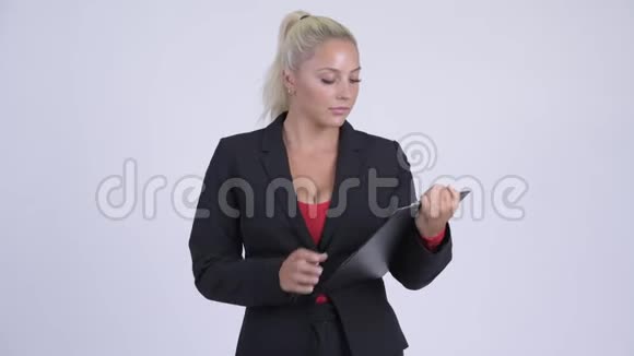 年轻严肃的金发女商人展示剪贴板竖起大拇指视频的预览图