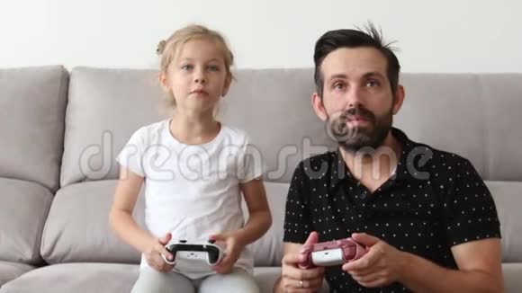 爸爸和女儿玩电子游戏视频的预览图