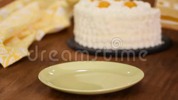 新鲜蛋糕切片配上桃子和奶酪奶油视频的预览图