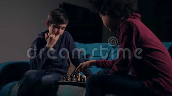 不同的青少年朋友在家下棋视频的预览图