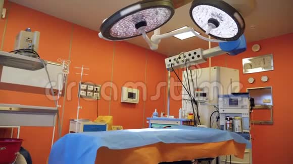 配有医疗机器的现代外科室视频的预览图