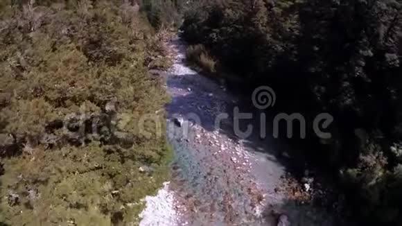 无人机在山河上空拍摄视频的预览图
