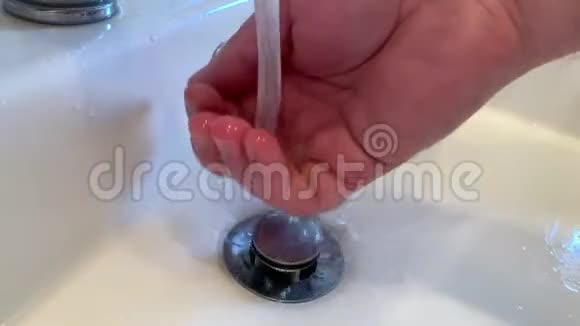 人用水洗手视频的预览图