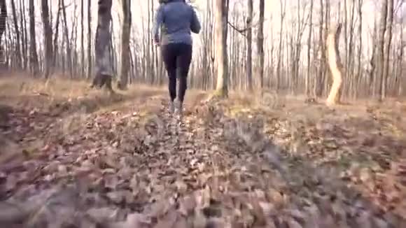 有教养的胖女孩穿过森林对抗超重慢动作视频的预览图