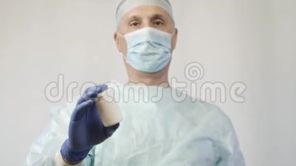 医生给病人看了一罐药丸把它扔了手势显示更好的方法是视频的预览图