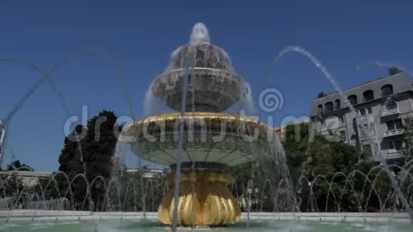 喷泉古典形式在三个圆形碗与级联喷射在城市公园视频的预览图