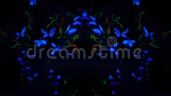 一个穿着紫外线身体的女孩在夜总会以蝴蝶的形式翩翩起舞视频的预览图