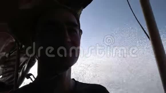 人乘船出海水滴落在他身上极端冒险暑假视频的预览图