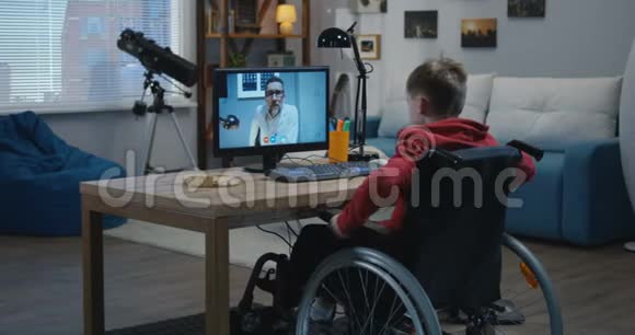 残疾男孩与医生视频聊天视频的预览图