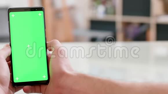 智能手机显示器上带有绿色屏幕的平滑滑动运动视频的预览图