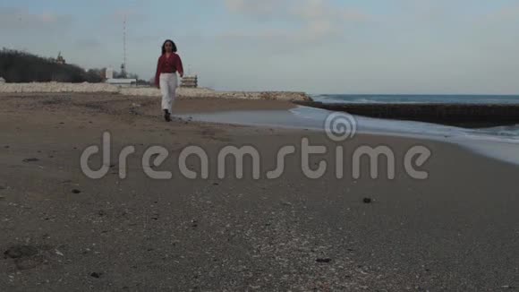 戴太阳镜的亚洲女孩在海边的沙滩上视频的预览图