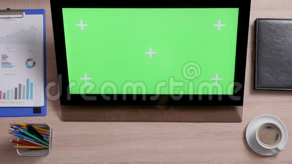 从男性手指的顶部可以看到一个绿色屏幕监视器视频的预览图