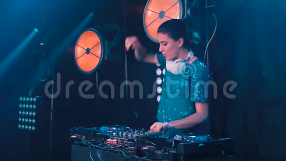 派对甲板上漂亮的DJ女孩慢动作视频的预览图
