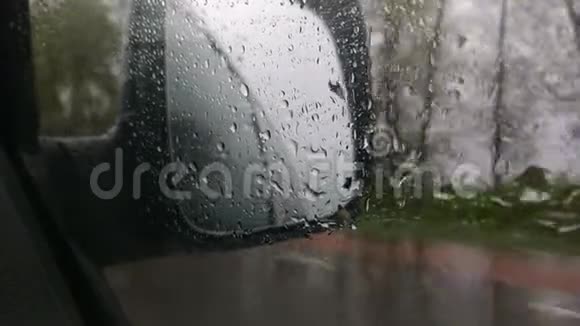 汽车侧镜和司机车窗都有雨滴视频的预览图