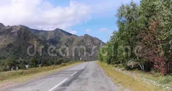 开车在公路上行驶在大山之间有着风景如画的景色视频的预览图