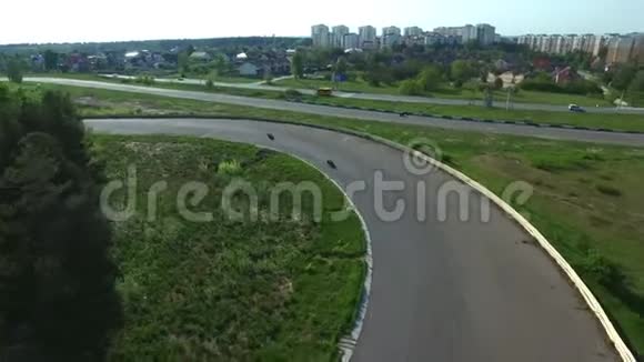 摩托车手骑在赛车跑道上空中观景摩托赛马场视频的预览图