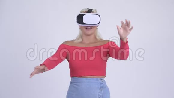 年轻快乐的金发女郎使用虚拟现实耳机视频的预览图