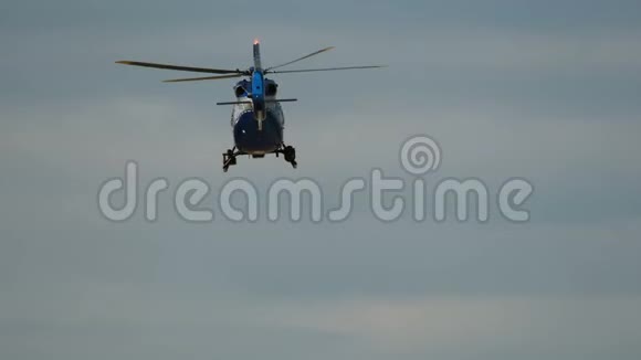 蓝色民用直升机起飞视频的预览图