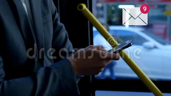 商人在发短信的时候乘公共汽车视频的预览图