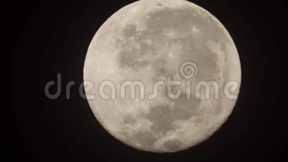 夜晚黑黑的天空上的满月视频的预览图