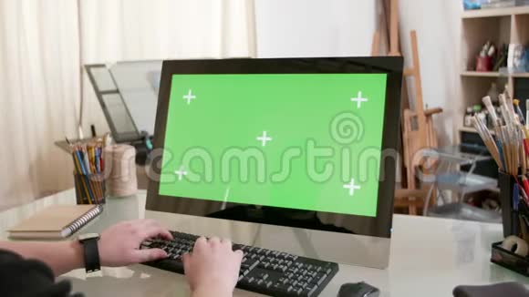 慢镜头男性手在绿色屏幕前打字文本视频的预览图