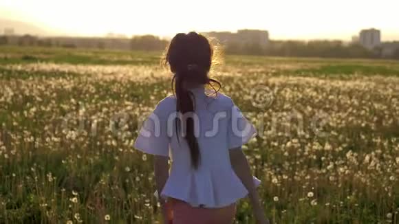 暑假迷人的小女孩在田野里奔跑跳跃蒲公英玩得开心享受生活其余地点视频的预览图