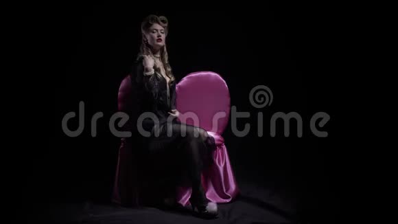 穿着黑色透明衣服的粉红色沙发上50多岁的性感女孩视频的预览图