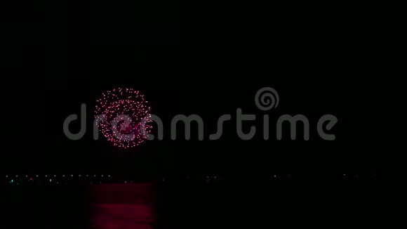 五彩缤纷的火红火花在夜空中燃放河面倒映在水中视频的预览图