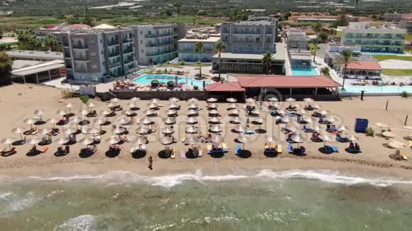 希腊克里特岛著名的历史上著名的赫森索斯附近的阿尼萨拉斯海岸线上的无人机有酒店游泳池和海滩视频的预览图