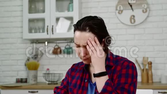 女孩在厨房喝解药治头痛视频的预览图