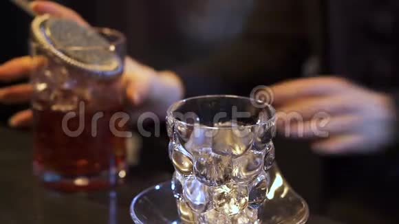 女酒保美甲在酒吧准备鸡尾酒女孩用手往杯子里倒酒夜晚视频的预览图