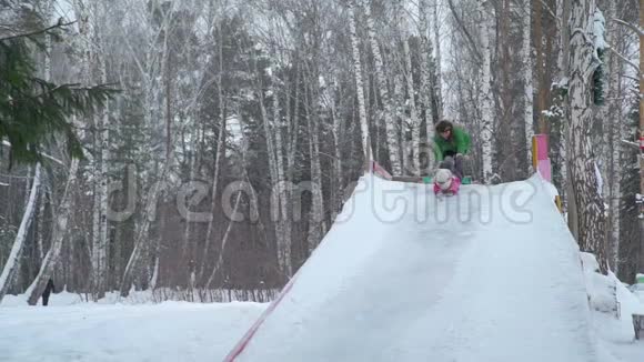 小女孩在冰滑梯上快速奔跑视频的预览图