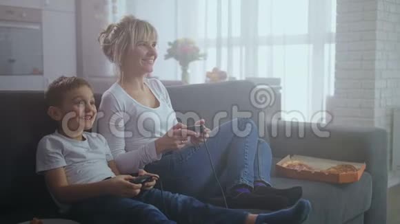 快乐的母子在家玩电子游戏视频的预览图