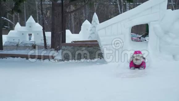 小女孩在冰滑梯上快速奔跑视频的预览图