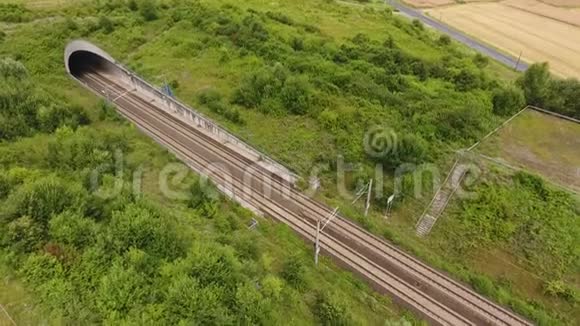 隧道入口和铁路轨道鸟瞰图无人机镜头视频的预览图