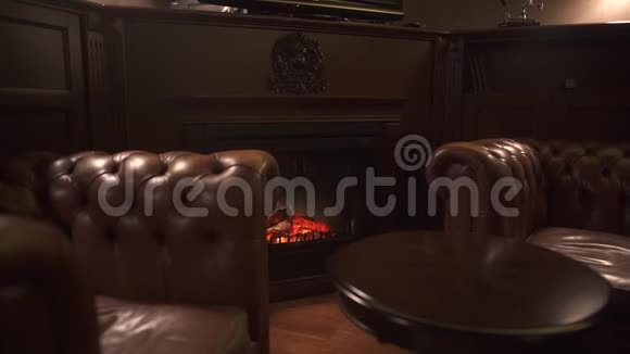 舒适的地方富有的房子或现代豪华餐厅带有人造闪光火焰的电动壁炉视频的预览图
