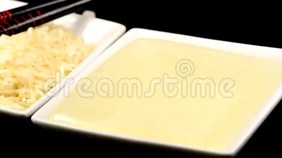 米饭糖浆放在转盘上视频的预览图