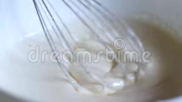 甜点搅拌奶油与白色搅拌器视频的预览图