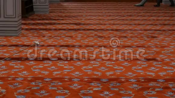 伊斯坦布尔一座蓝色清真寺的人用吸尘器清理了巨大的红地毯视频的预览图