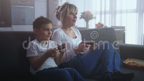 玩电子游戏机的快乐家庭视频的预览图