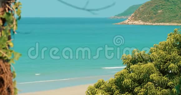 热带景观美丽的自然热带海滩大型岩石海洋背景视频的预览图