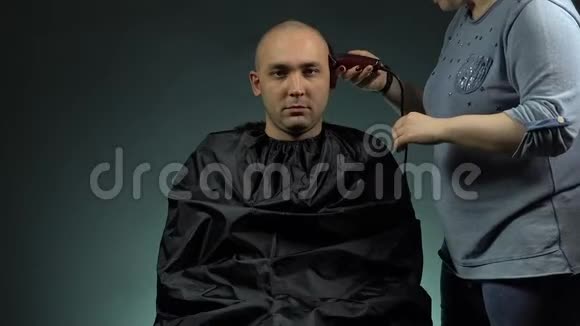 女人剃一个黑发男人视频的预览图