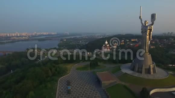 基辅城市景观上的祖国纪念碑空中俯瞰永恒的火焰视频的预览图