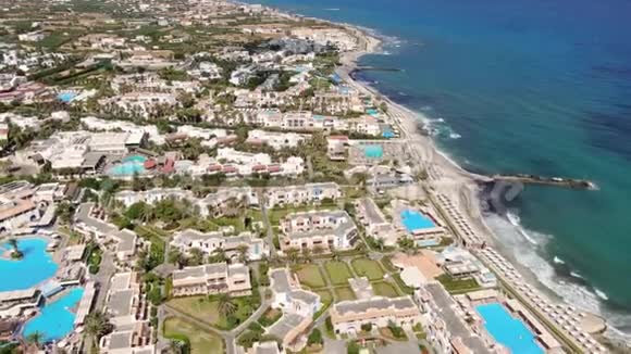 希腊著名历史上著名的克里特岛上赫森索斯附近的Anissaras海岸线的无人机空中飞行有酒店游泳池和海滩视频的预览图