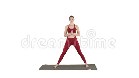 年轻的瑜伽有吸引力的女人练习瑜伽的概念站在Utthitaparsvakonasana锻炼白色背景视频的预览图
