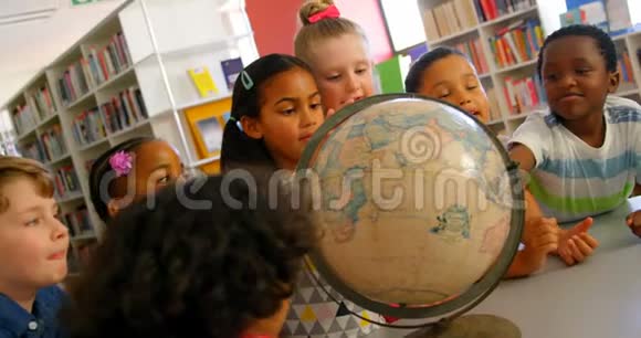 在学校图书馆里看地球仪的学生视频的预览图